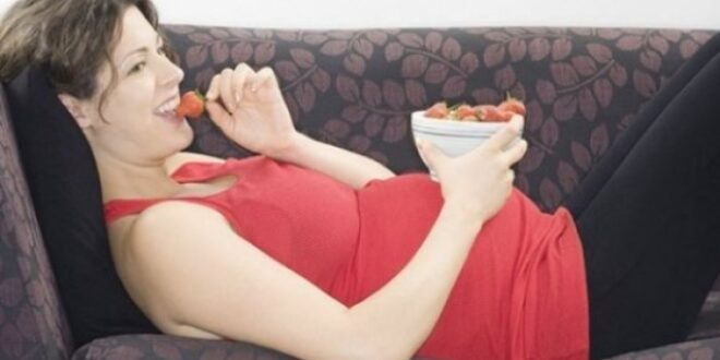 Μύθοι και πραγματικότητα: Κάνει τελικά να τρώμε φράουλες στην εγκυμοσύνη;