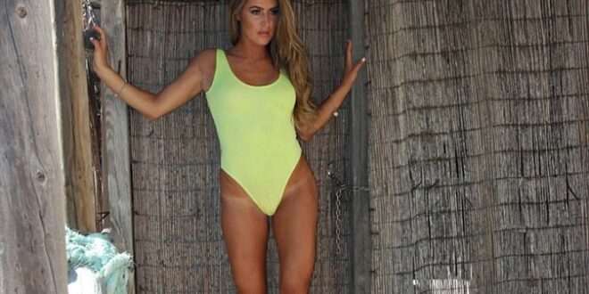 Οι πόζες της Lillie Lexie Gregg δίπλα στο κύμα