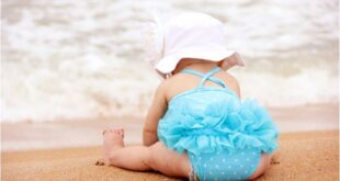 Τέσσερις συμβουλές για το πρώτο μπάνιο του μωρού στη θάλασσα