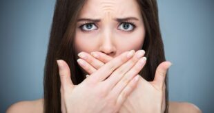 Τι προκαλεί την κακοσμία του στόματος