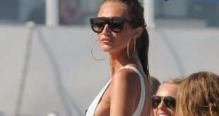 Ξεχειλίζει από το μαγιό το στήθος της Megan McKenna