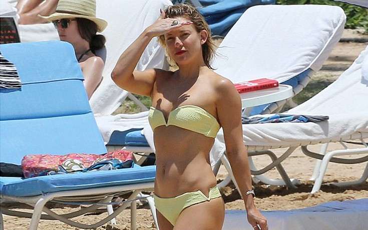 Με κίτρινο μπικίνι στην Χαβάη η Kate Hudson