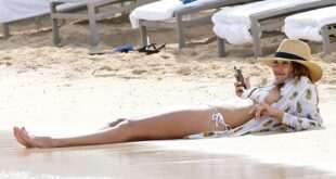 Στη Χαβάη για βουτιές η Jessica Alba
