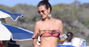 Ευδιάθετη η Alessandra Ambrosio στην Ίμπιζα