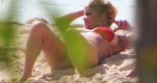 Η Jessica Simpson λιάζεται πλάι στο κύμα