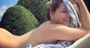 Η Kelly Brook απολαμβάνει τον ήλιο… ολόγυμνη