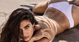 Η Sara Sampaio πετάει τα ρούχα της και ποζάρει