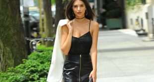 Με μαύρο τοπ και δερμάτινο μίνι η Emily Ratajkowski