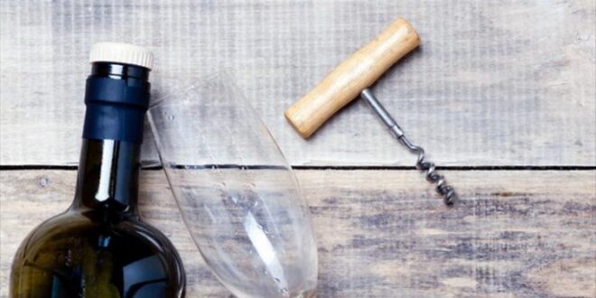 Πως να ανοίξετε ένα μπουκάλι κρασί με ένα σφυρί και ένα καρφί!