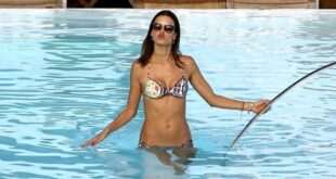 Φιλιά και χαμόγελα μοιράζει η Alessandra Ambrosio