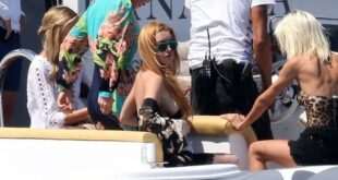 Ξεχειλίζει το στήθος της Lindsay Lohan