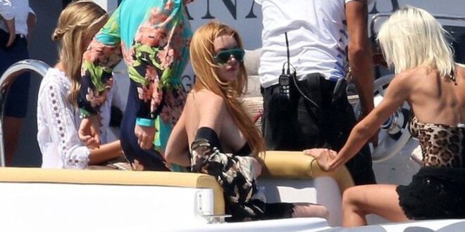 Ξεχειλίζει το στήθος της Lindsay Lohan