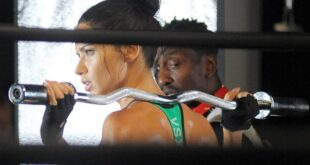 Η Adriana Lima ιδρώνει στο γυμναστήριο και οι άντρες μαζί της