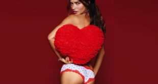 Η Adriana Lima μόνο με την πετσέτα στο μπάνιο