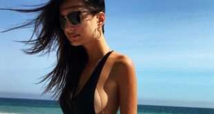 Η Emily Ratajkowski ολόγυμνη στη Σαντορίνη