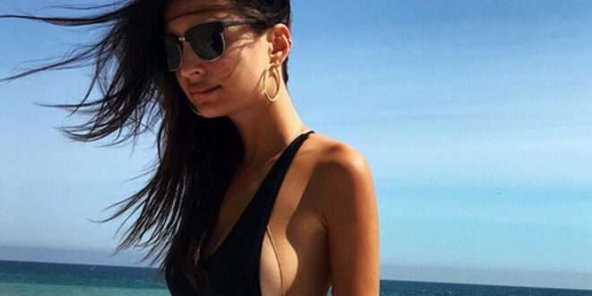 Η Emily Ratajkowski ολόγυμνη στη Σαντορίνη