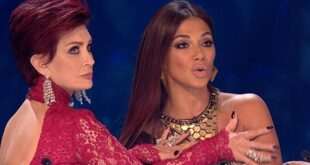 Γιατί η Sharon Osbourne πιάνει το στήθος της Nicole Scherzinger