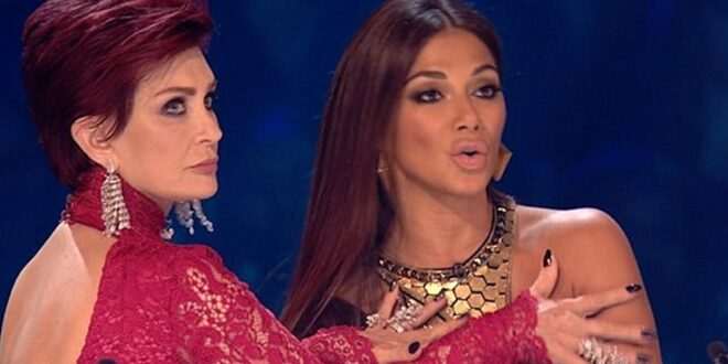 Γιατί η Sharon Osbourne πιάνει το στήθος της Nicole Scherzinger