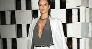 Η Alessandra Ambrosio χωρίς σουτιέν και με ανοιχτό πουκάμισο