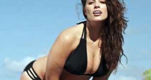 Η Ashley Graham ποζάρει topless στην πισίνα