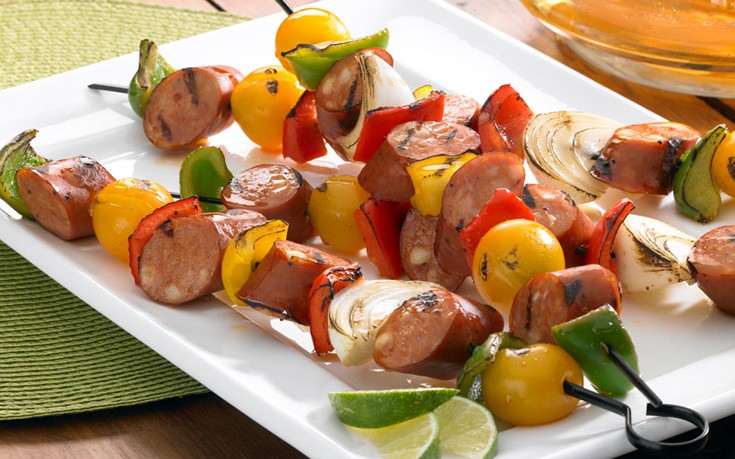 pikantikos-mezes-me-souvlakia-loukanikou Πικάντικος μεζές με σουβλάκια λουκάνικου