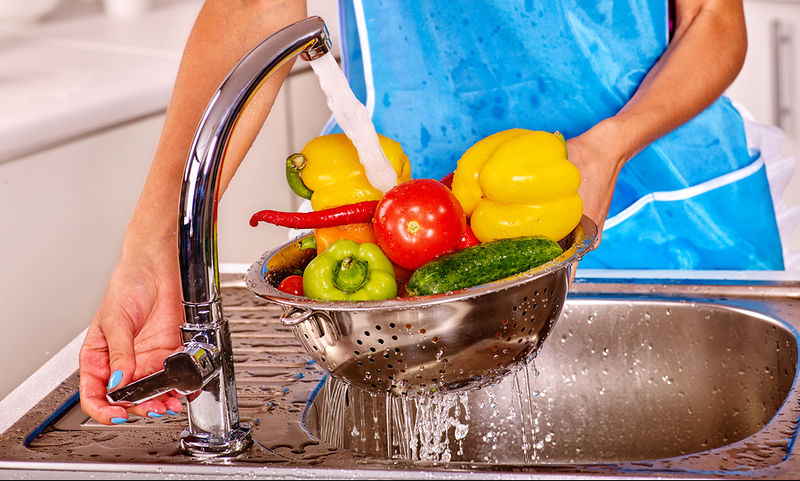 Τρία tips για να πλύνετε σωστά φρούτα και λαχανικά