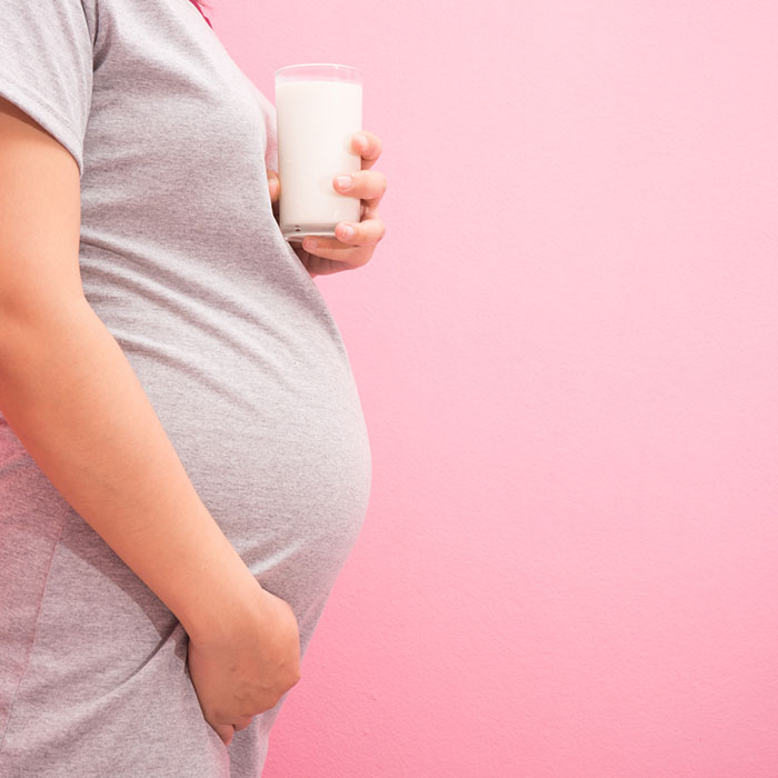 shutterstock 326995376 raw milk pregnancy 700x