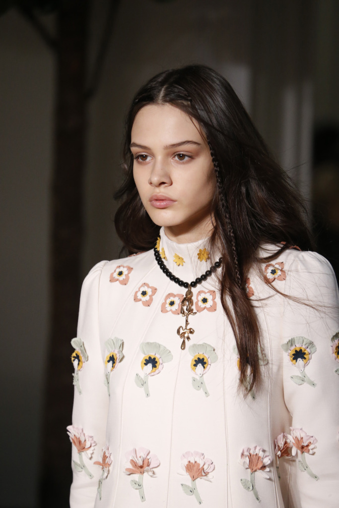 details at valentino rtw fall 2017 collection paris fashion week pfw ss17 089