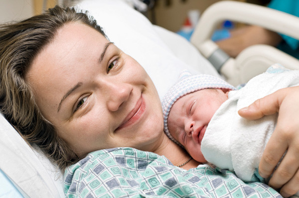mum and newborn baby 600x398