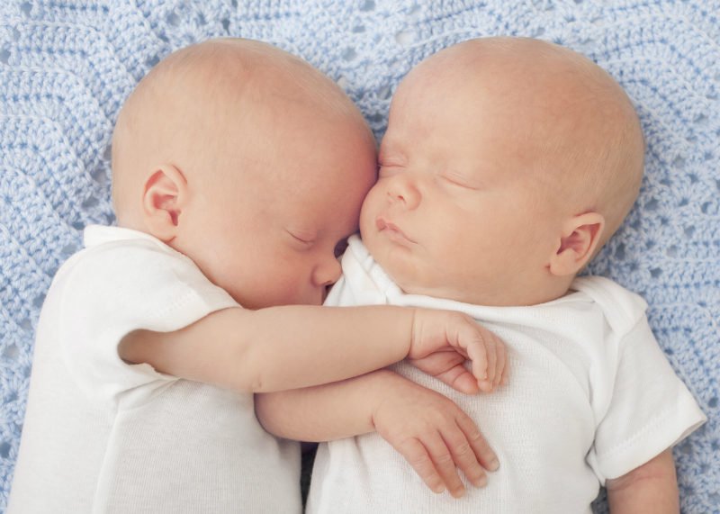 newborn twin boys 800x571 800x571