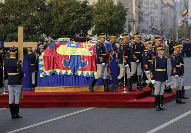 Honor guard soldiers perform next to the coffin of the late Romanian King Michael during the funeral ceremony in Bucharest, Romania, Saturday, Dec.16, 2017. Tens of thousands of Romanians joined the European royals on Saturday to pay their respects to late King Michael as a state funeral got underway. Michael, who ruled Romania twice before being forced to abdicate by the communists in 1947, died at the age of 96 in Switzerland this month. (AP Photo/Vadim Ghirda)