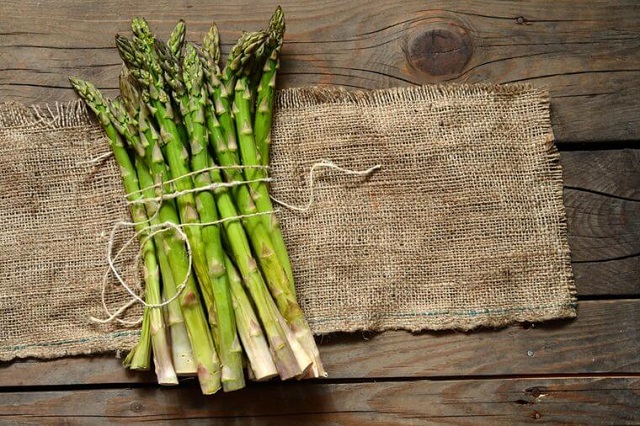 05 Asparagus Foods that Could Secretly Be Giving You Body Odor 347859239 Suto Norbert Zsolt 760x506
