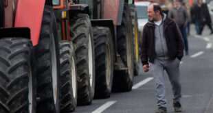 Αγρότες διαδήλωσαν με τα τρακτέρ τους στο κέντρο του Βόλου