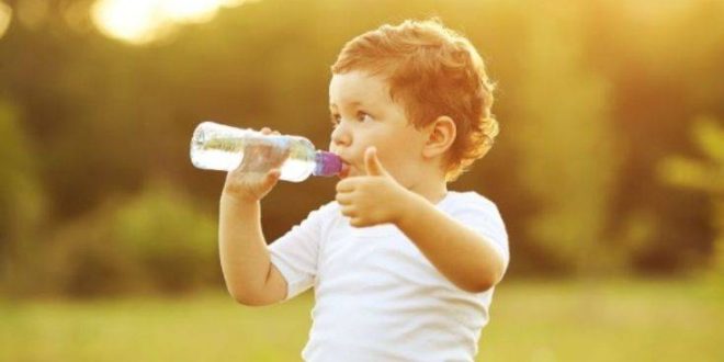 Πόσο νερό πρέπει να πίνουν καθημερινά τα παιδιά