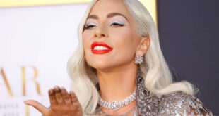 Η Lady Gaga τρολάρει τις φήμες ότι είναι έγκυος