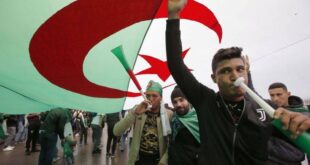 Ένα τεράστιο πλήθος διαδηλωτών στο Αλγέρι ζητά την παραίτηση Μπουτεφλίκα