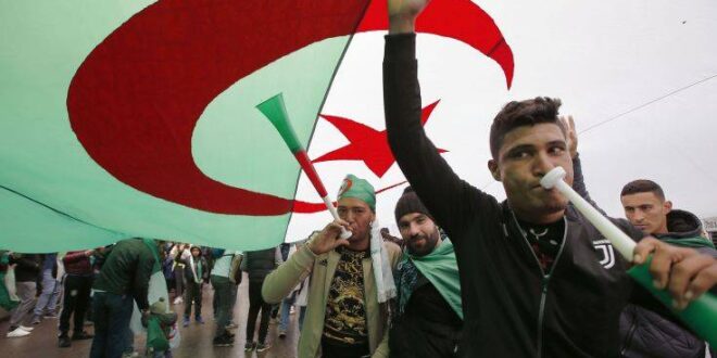 Ένα τεράστιο πλήθος διαδηλωτών στο Αλγέρι ζητά την παραίτηση Μπουτεφλίκα