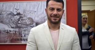Ουρές για ένα αυτόγραφο του Ντάνου στην παρουσίαση του βιβλίου του στη Λάρισα