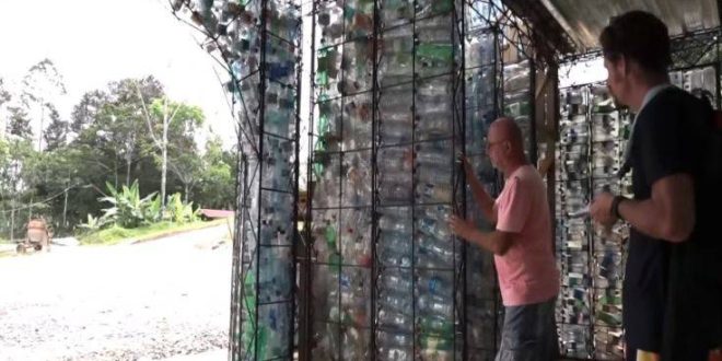 Το χωριό από πλαστικά μπουκάλια στον Παναμά