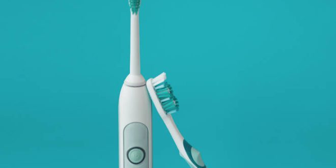 Περιοδοντίτιδα: Ποιο είδος οδοντόβουρτσας βοηθάει τα δόντια