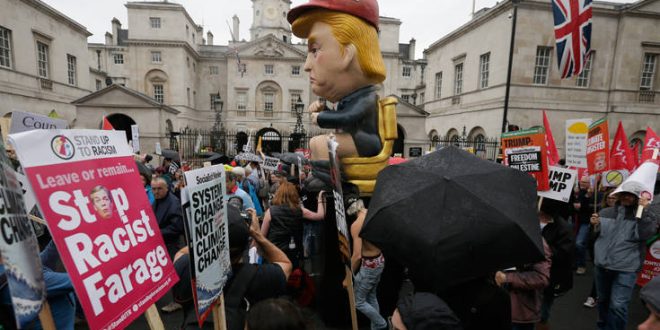 Διαδηλώσεις με καρικατούρα του Ντόναλντ Τραμπ σε χρυσή τουαλέτα στο Λονδίνο