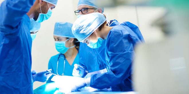 Νοσοκομείο «Αττικόν»: Χειρούργησαν έμβρυο μέσα στη μήτρα