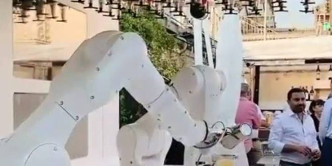 Το πρώτο ρομπότ-μπαρίστα στην Ιταλία πήρε θέση στο Ντουόμο του Μιλάνου