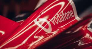 Η Vodafone υποστηρίζει την ομάδα Porsche της Formula E, της πρώτης παγκόσμιας διοργάνωσης αγώνων ηλεκτρικών αυτοκινήτων