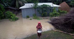 Το θάνατο 100 ανθρώπων προκάλεσαν οι καταρρακτώδεις βροχοπτώσεις στην Ινδία