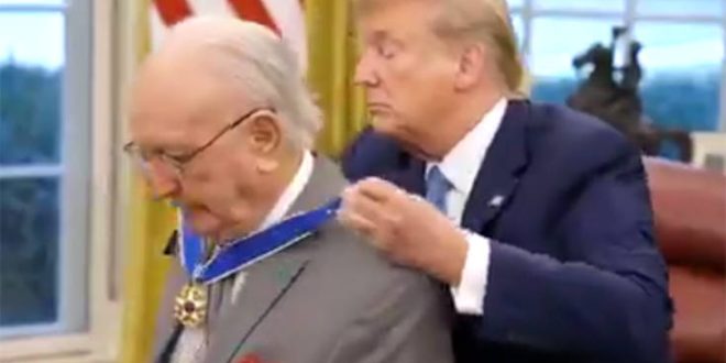 Μετάλλιο της Ελευθερίας στον 91χρονο μύθο του μπάσκετ Μπομπ Κούζι