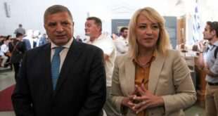 Η Δούρου παρέδωσε στον Γιώργο Πατούλη, εικόνες από την πρώτη συνεδρίαση