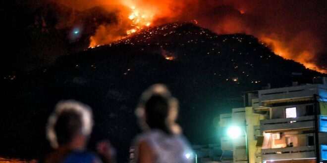 Ολονύκτια μάχη με τις φλόγες στο Λουτράκι