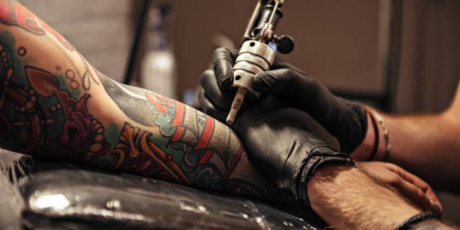 To «χτύπημα» του τατουάζ και η παράξενη απειλή για το σώμα μας