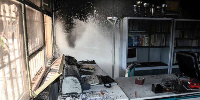 Φωτογραφίες από την επίθεση με μολότοφ σε σχολικό συγκρότημα της Πάτρας